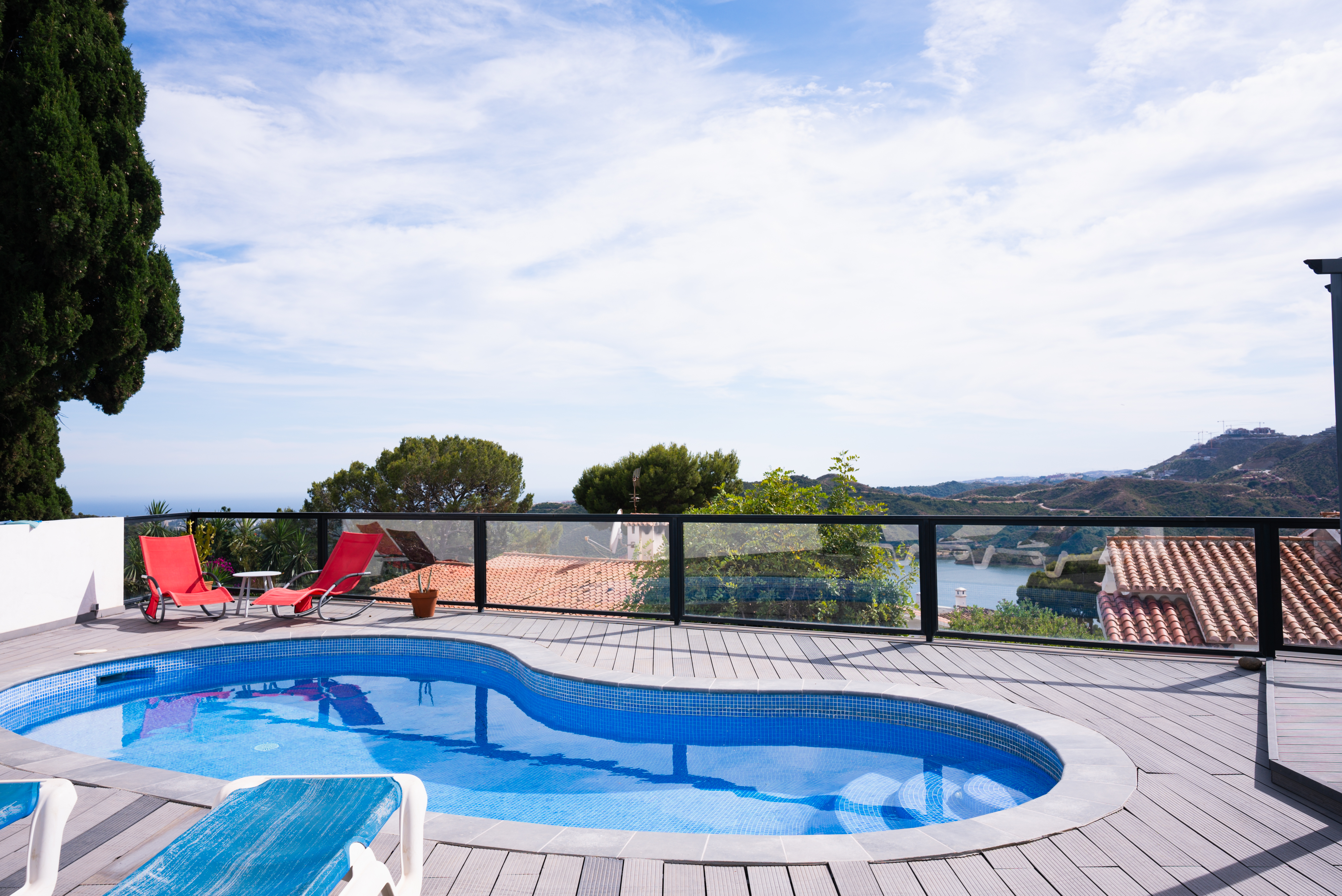 Detached villa with lake and sea views in Cerros del Lago, Istán