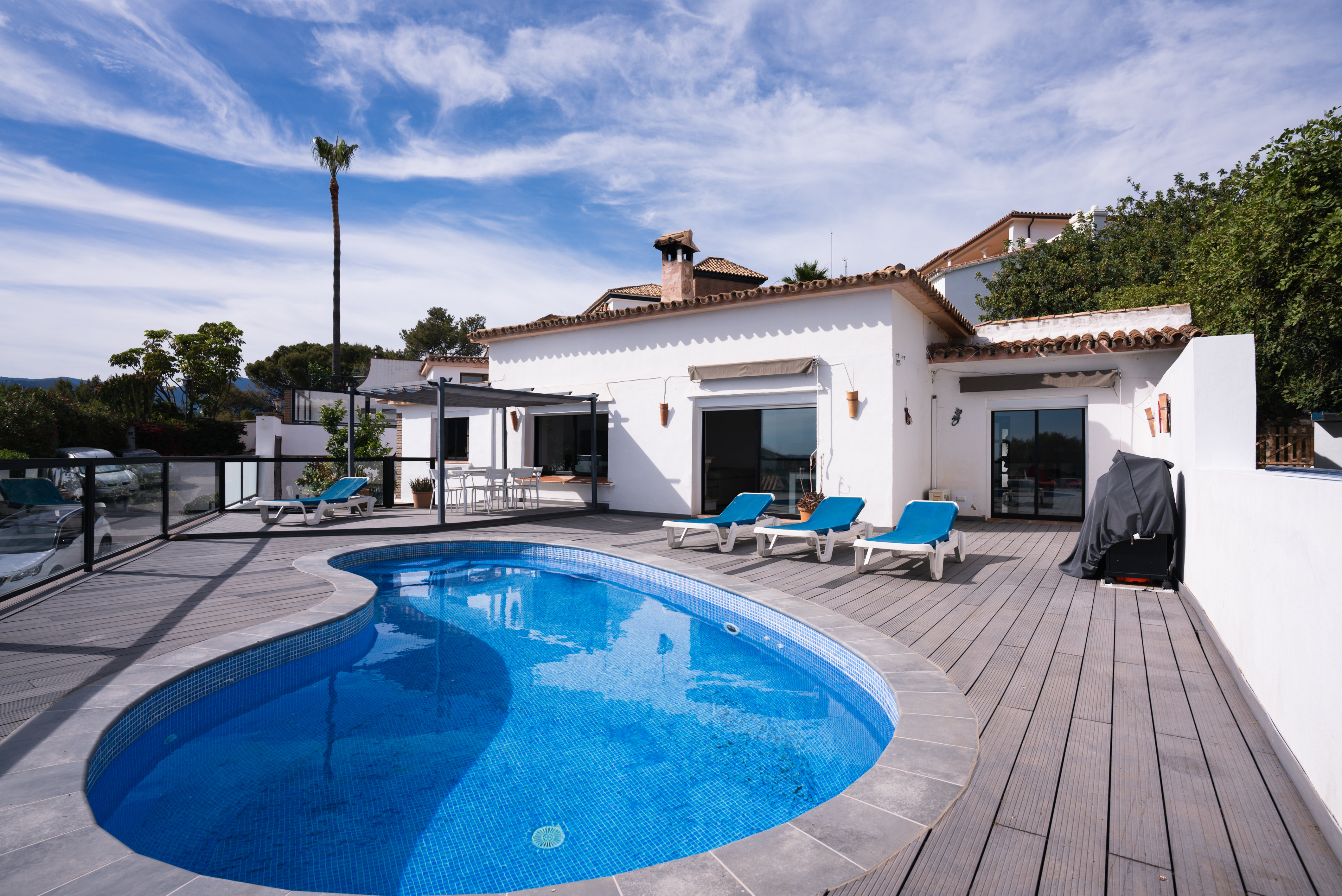 Detached villa with lake and sea views in Cerros del Lago, Istán