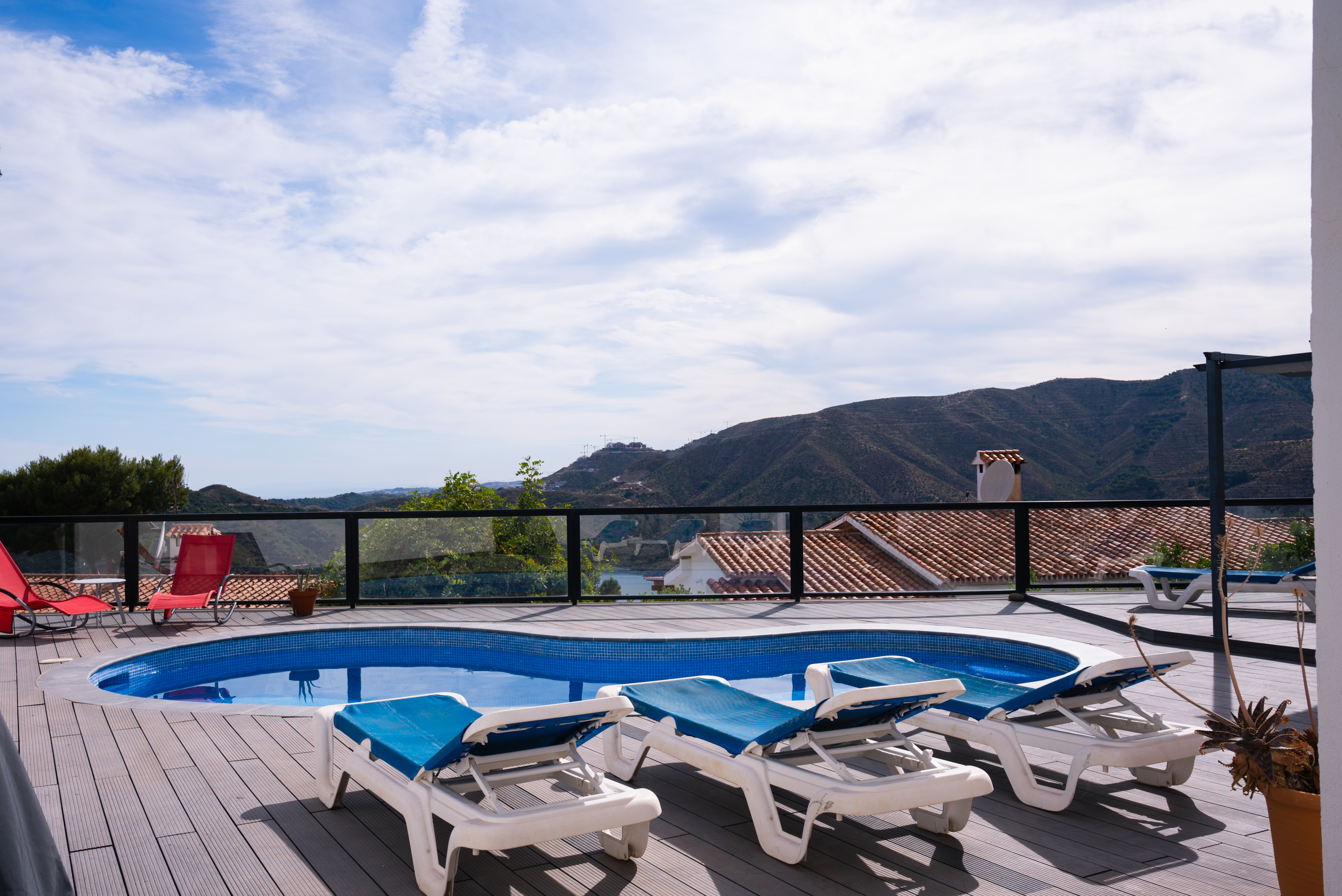 Detached villa with lake and sea views in Cerros del Lago, Istán