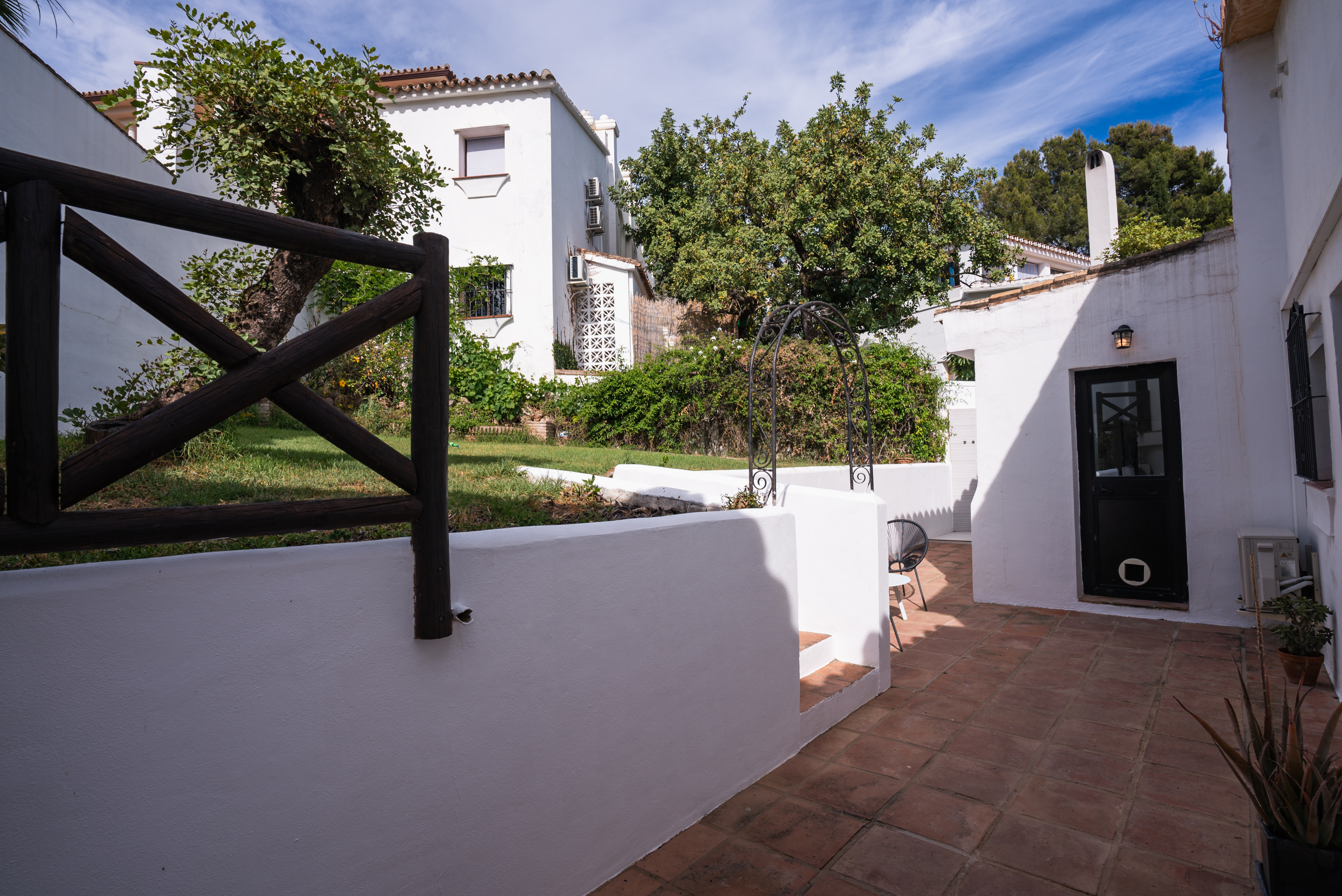 Detached villa with lake and sea views in Cerros del Lago, Istán