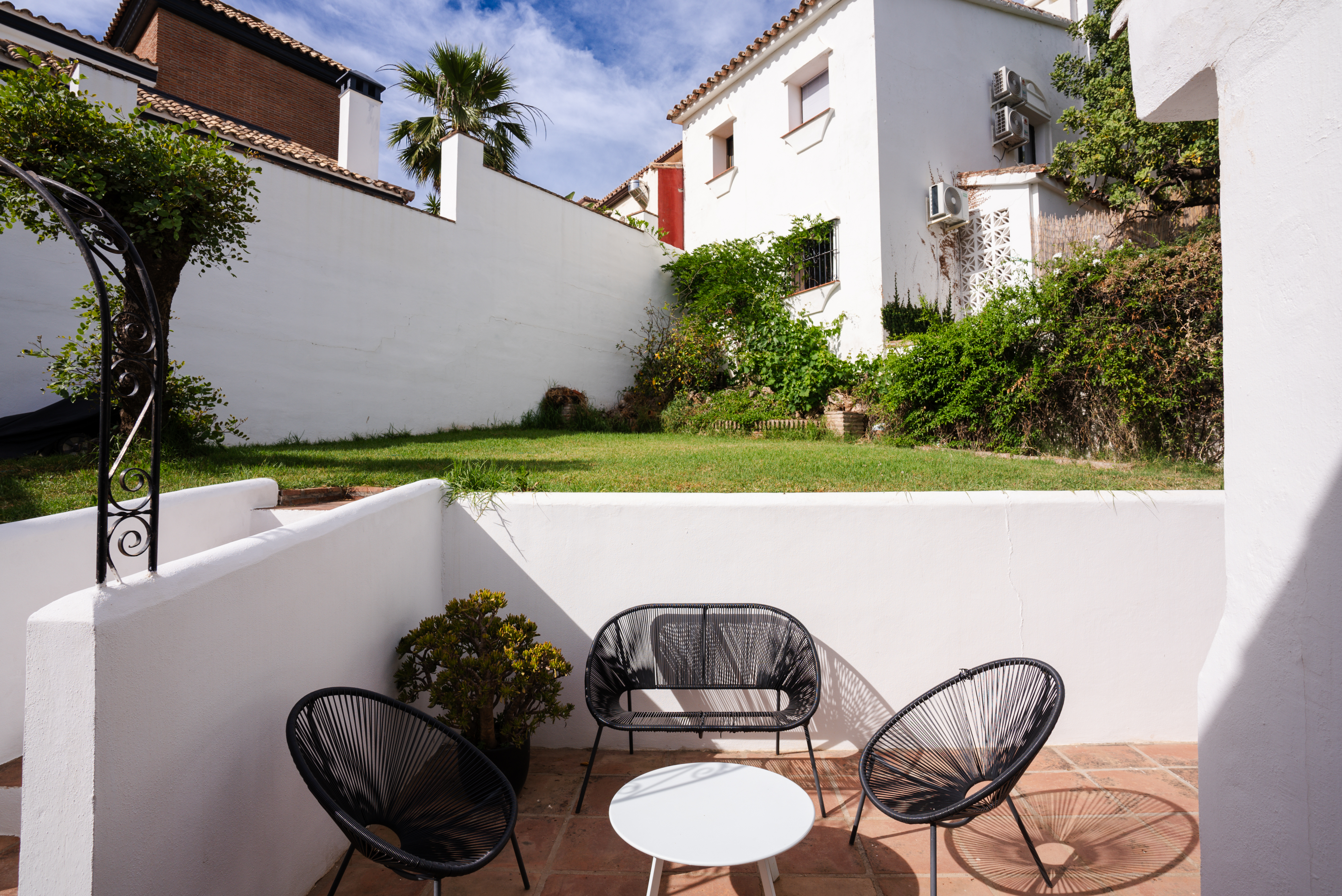 Detached villa with lake and sea views in Cerros del Lago, Istán