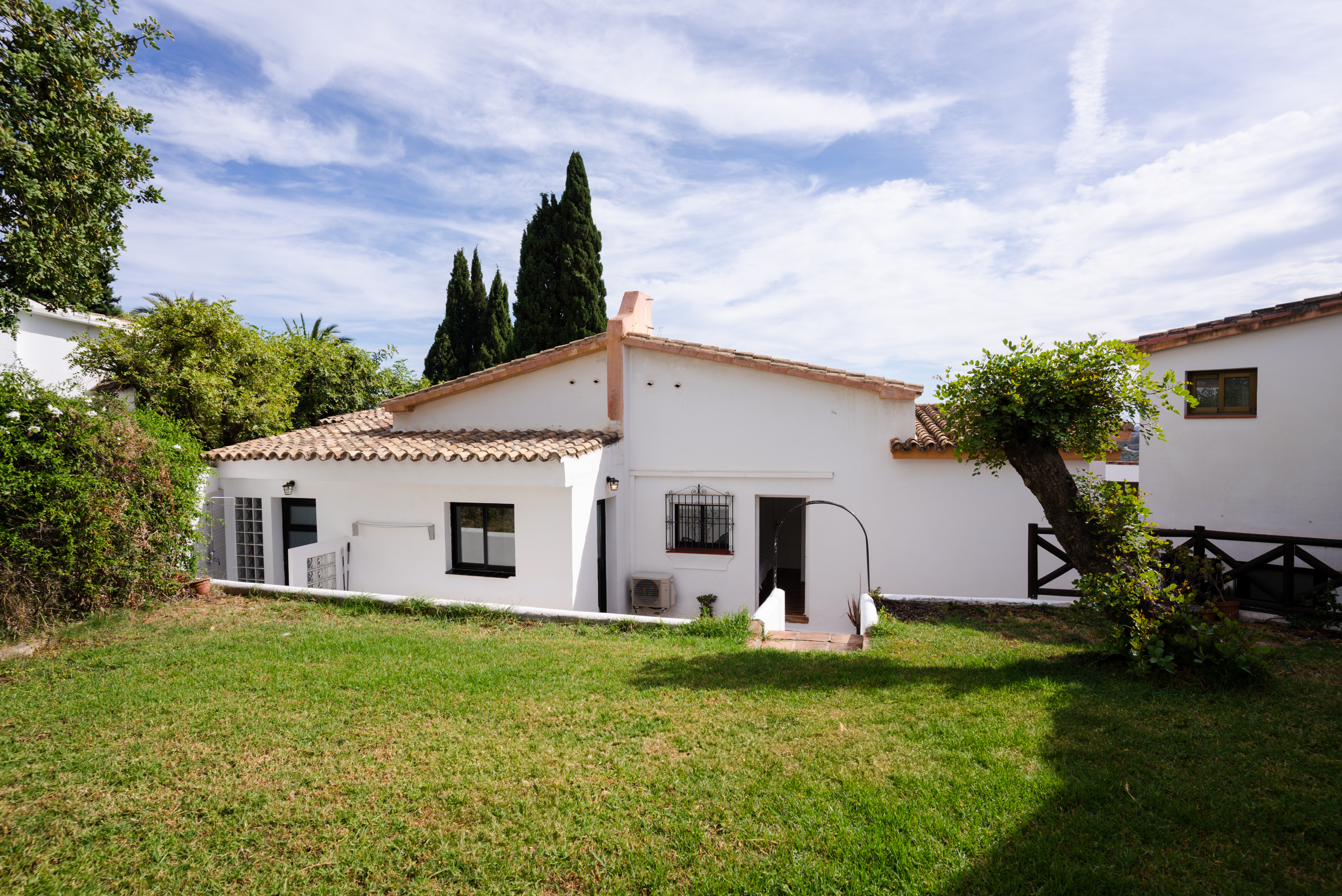 Detached villa with lake and sea views in Cerros del Lago, Istán