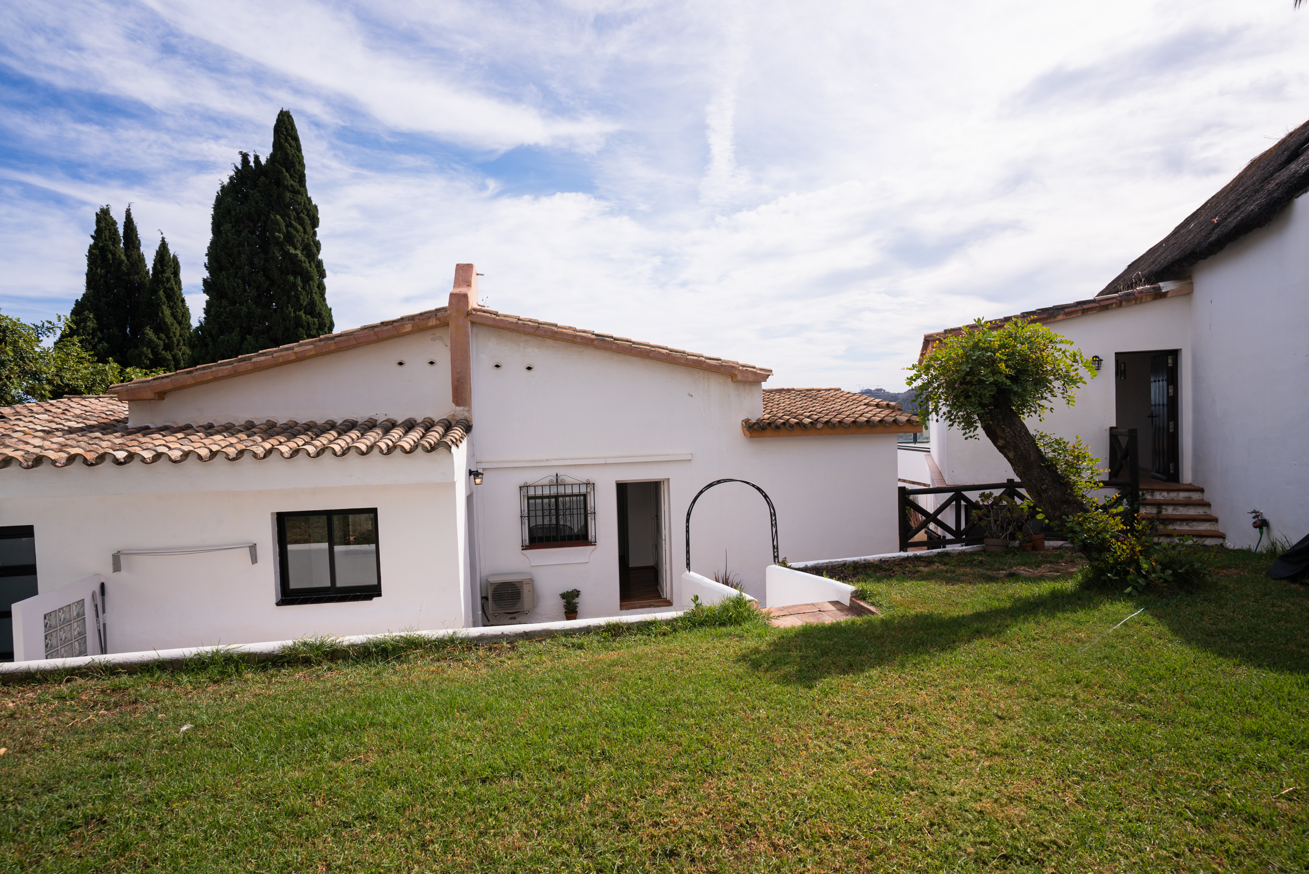 Detached villa with lake and sea views in Cerros del Lago, Istán