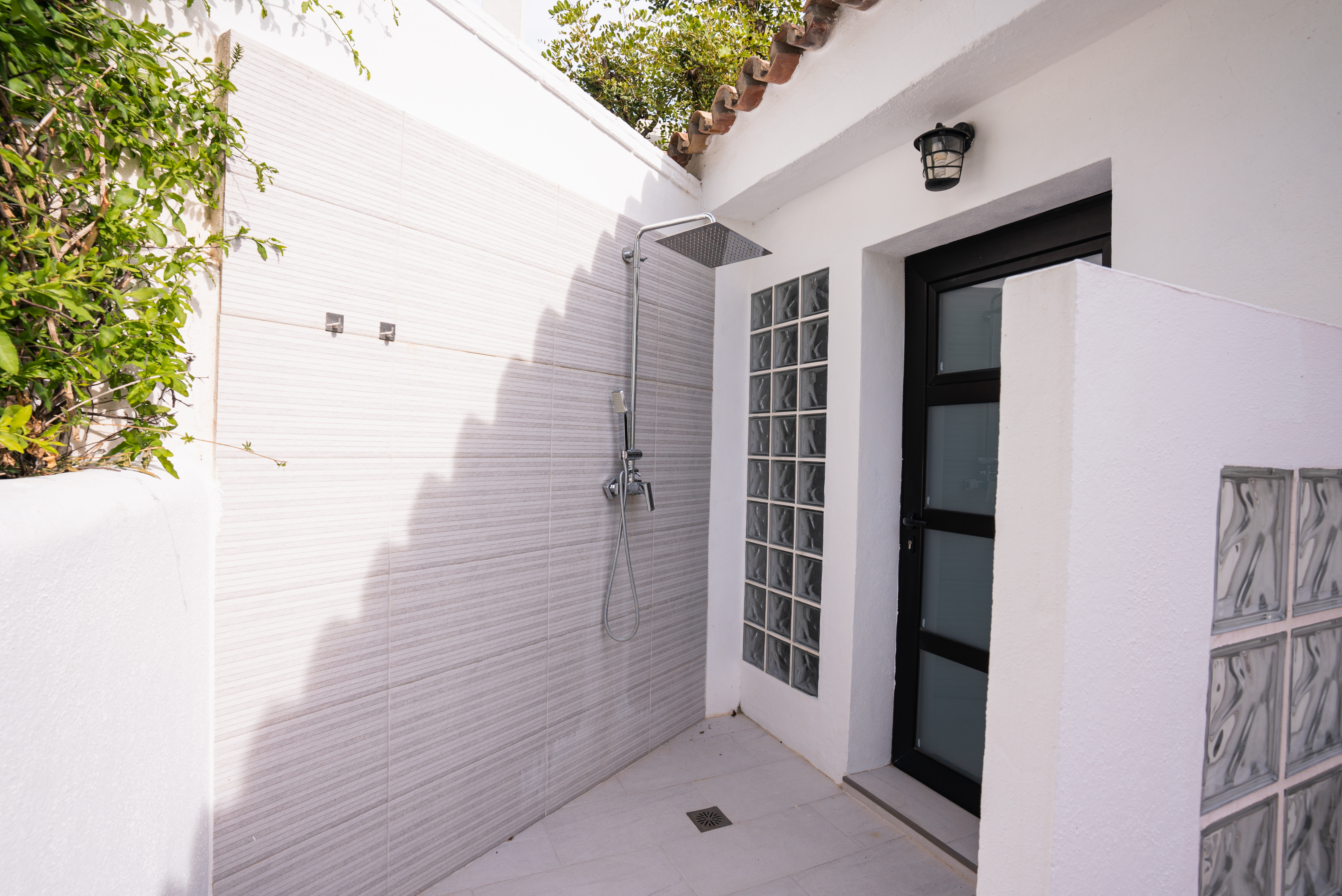 Detached villa with lake and sea views in Cerros del Lago, Istán