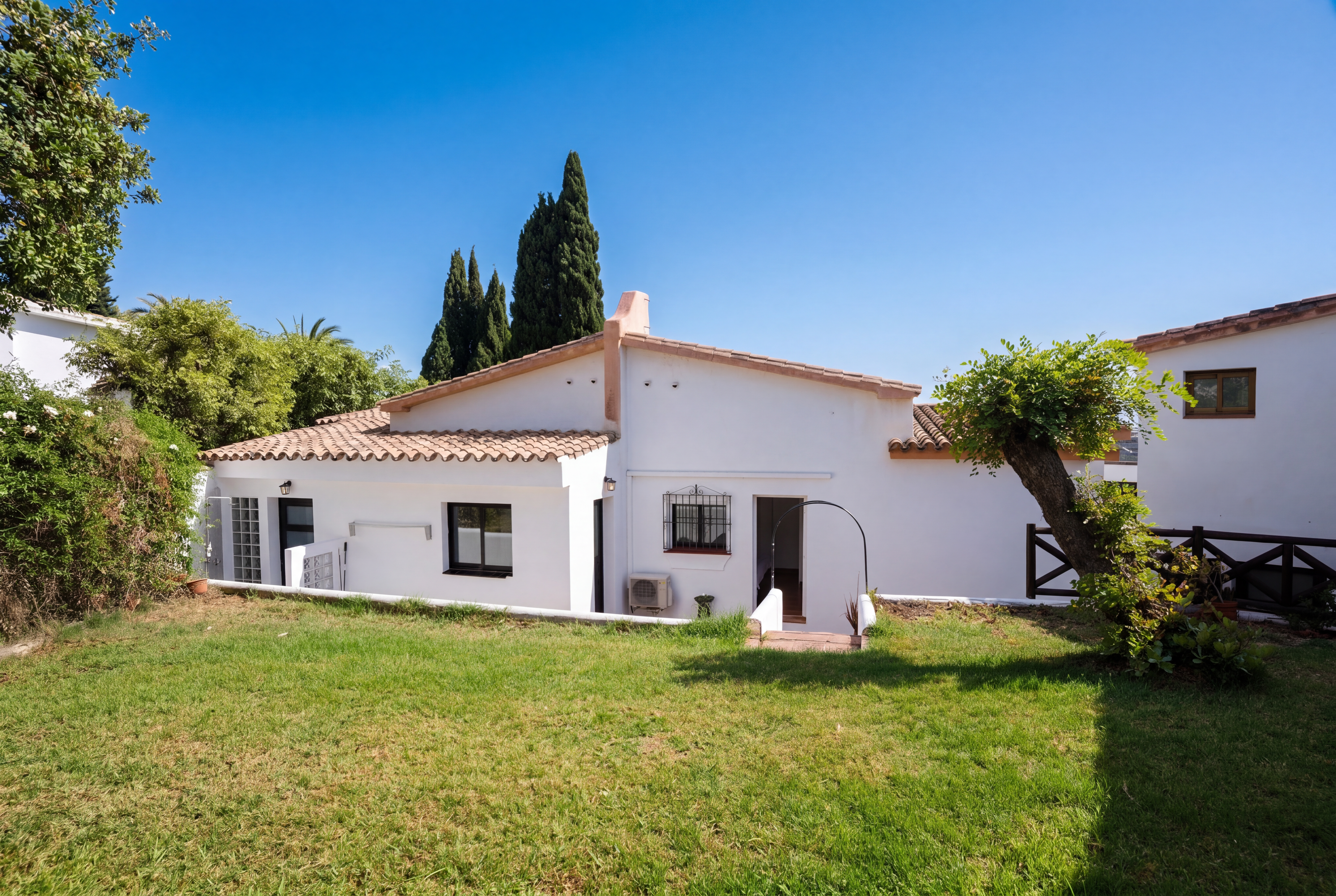 Detached villa with lake and sea views in Cerros del Lago, Istán