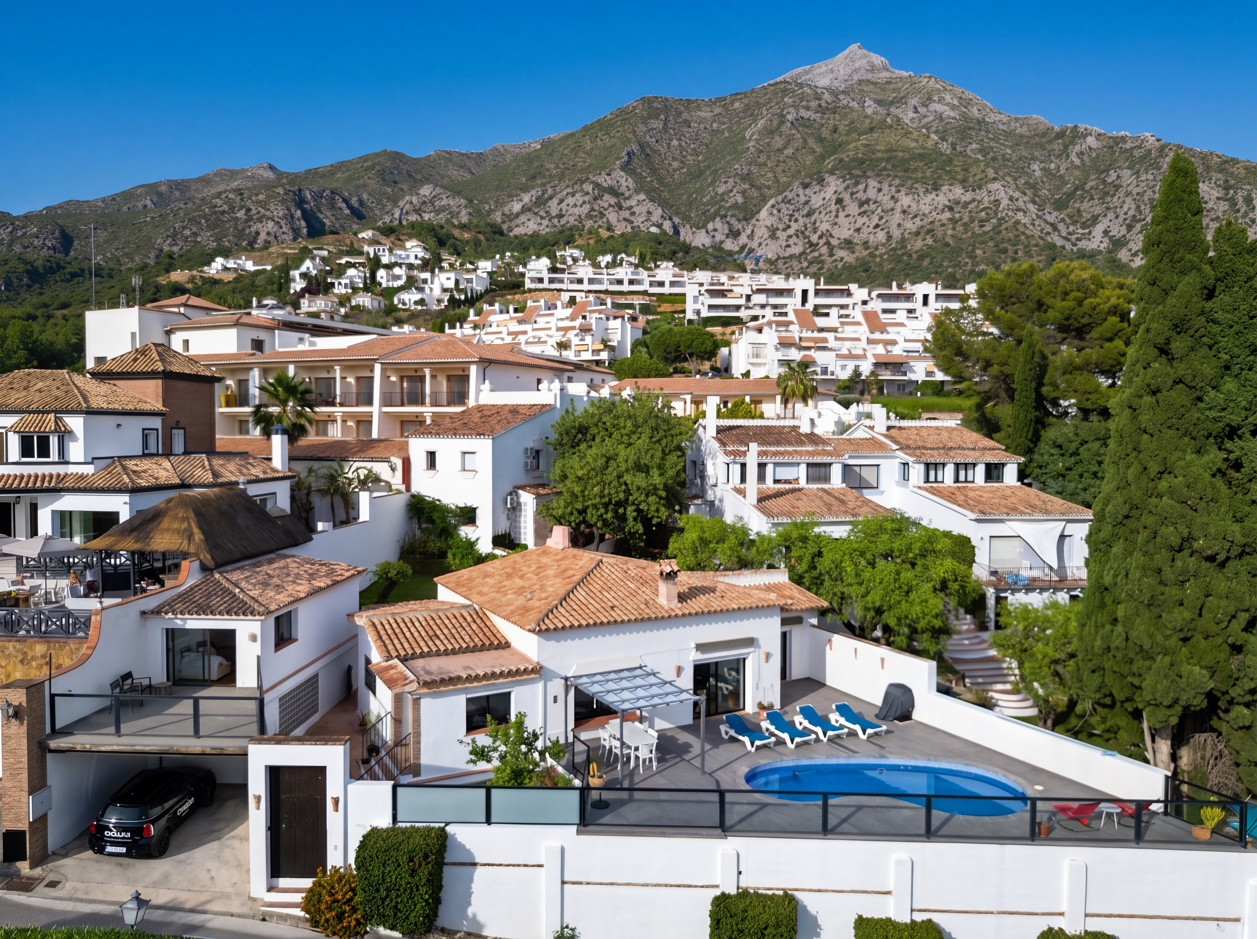 Detached villa with lake and sea views in Cerros del Lago, Istán